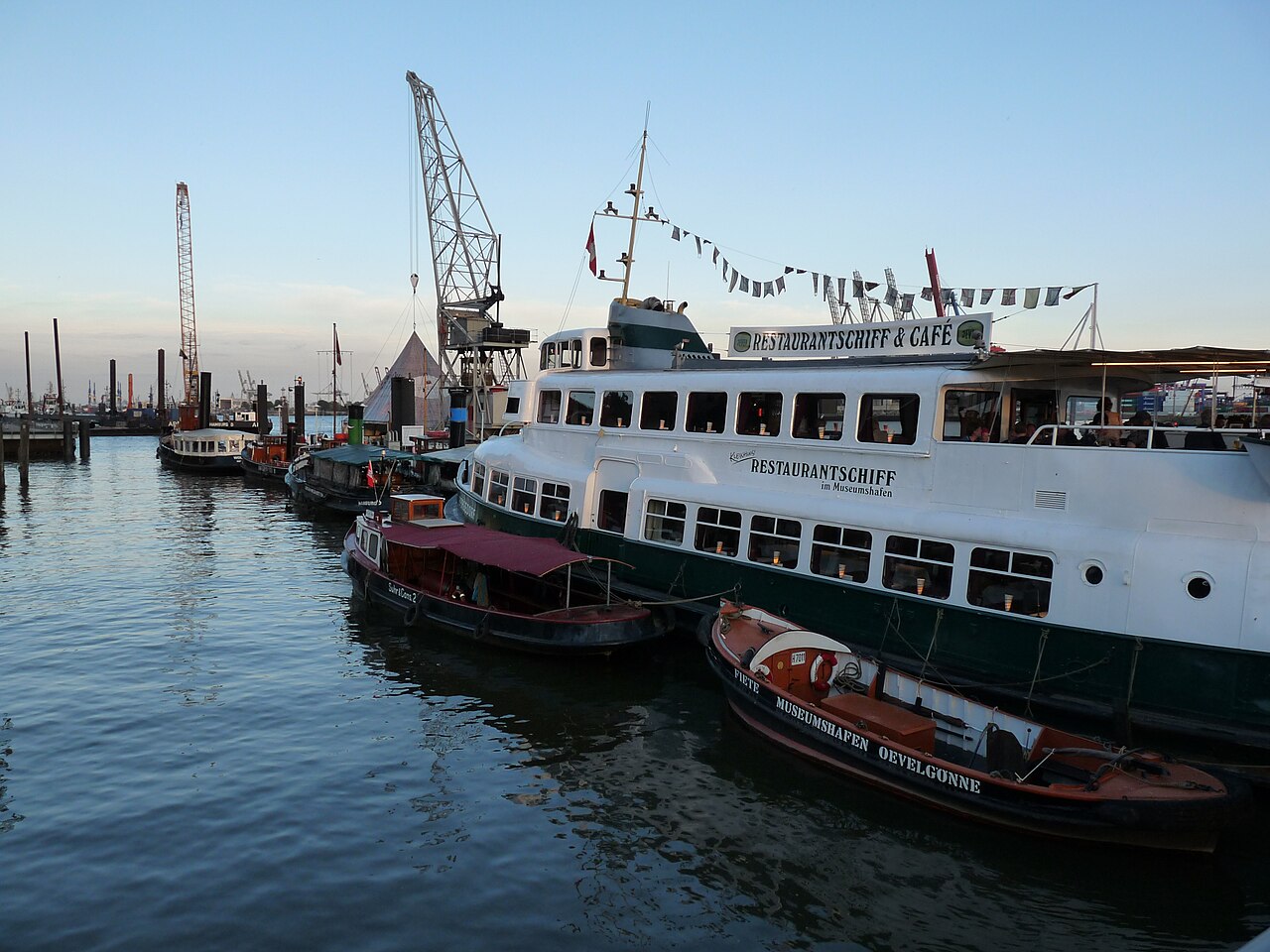 Abendliche Atmosphäre am Hafen